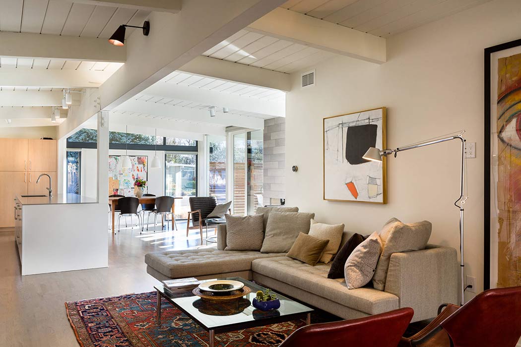 Midcentury modern design style reappeared on our radar screens more than a decade ago, but the wildly popular show Mad Men has pushed it even farther into the limelight. Just as the name implies, it spanned a period of roughly two and a half decades in the middle of the 20th century, from the mid-1940s to 1970. Its uncomplicated, fresh aesthetic arose from a desire to propel postwar America into the modern era and recast design through a bold new lens.