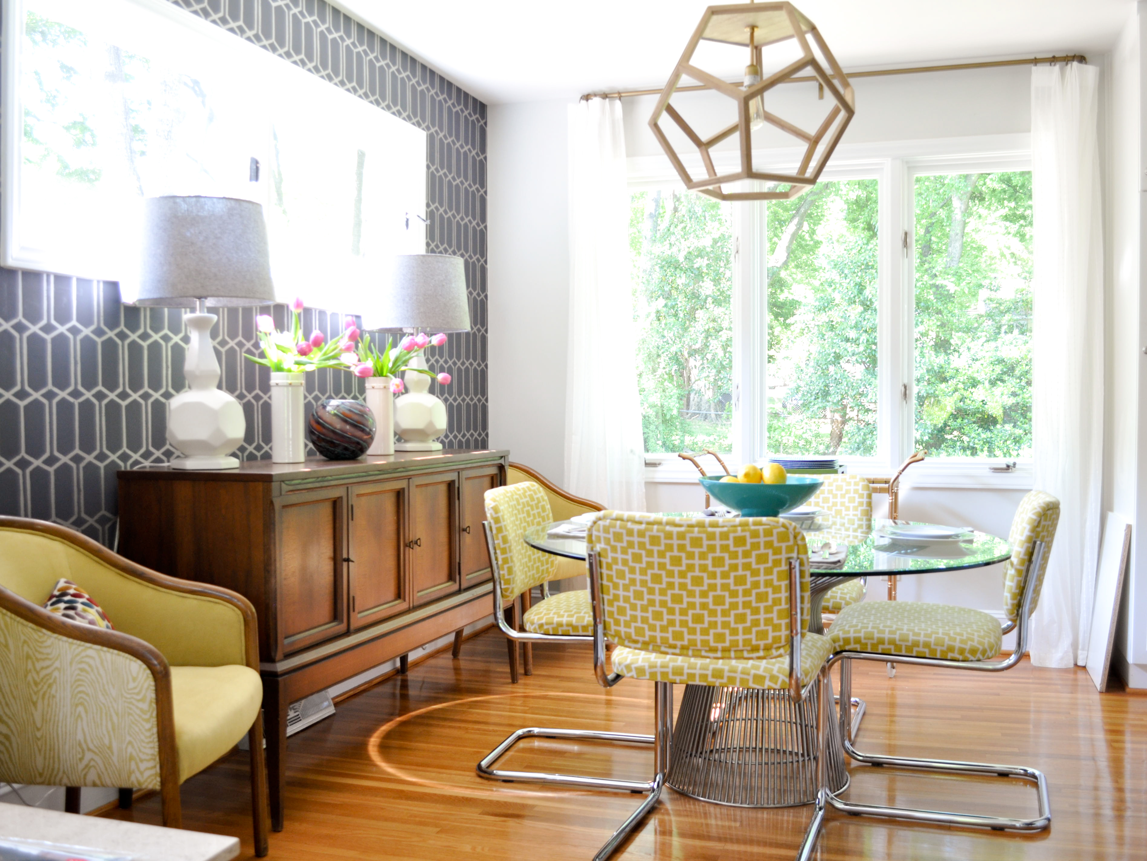 Midcentury modern design style reappeared on our radar screens more than a decade ago, but the wildly popular show Mad Men has pushed it even farther into the limelight. Just as the name implies, it spanned a period of roughly two and a half decades in the middle of the 20th century, from the mid-1940s to 1970. Its uncomplicated, fresh aesthetic arose from a desire to propel postwar America into the modern era and recast design through a bold new lens.