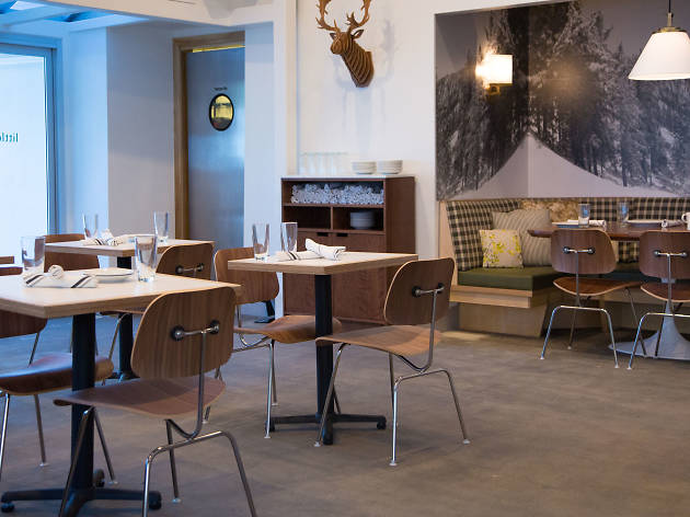 MOBY’S VEGAN CAFE IN L.A. HAS A MID-CENTURY MODERN STYLE