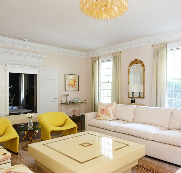 These historic homes have distinctive architectural details, but they subtly mix contemporary, vintage and antique furnishings. The result? Spaces artfully eclectic, both stylishly edgy and comfortably classic. Step with us inside “the best of both worlds” and see home design ideas!