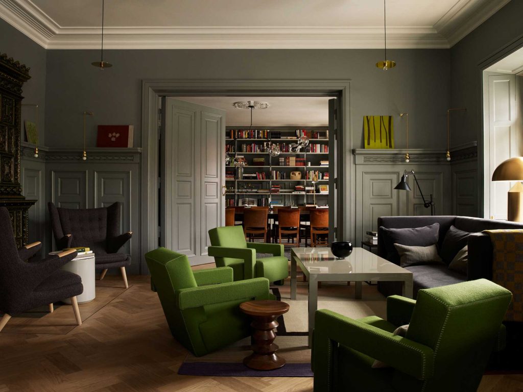 These historic homes have distinctive architectural details, but they subtly mix contemporary, vintage and antique furnishings. The result? Spaces artfully eclectic, both stylishly edgy and comfortably classic. Step with us inside “the best of both worlds” and see home design ideas!