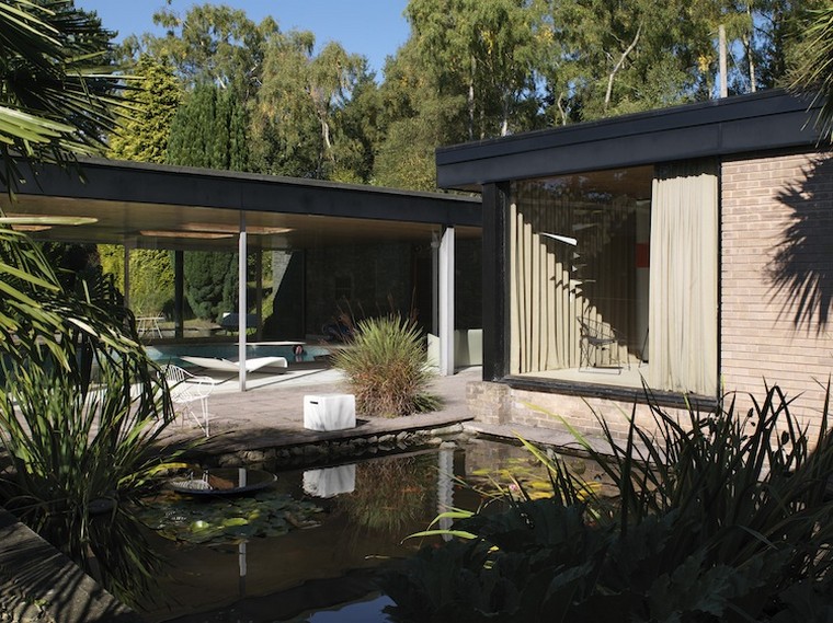 We’ve seen some architectural gems in our time, but this one, in a tranquil spot in Nottinghamshire, really steals the show. It is the stuff of dreams – a midcentury dream home, one might say.