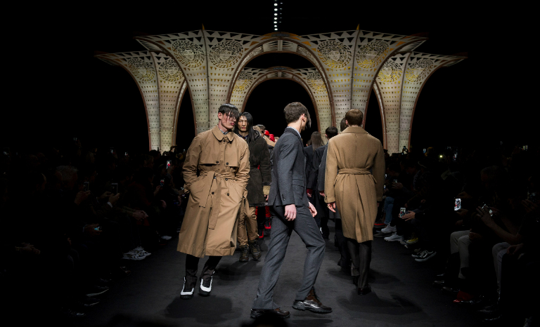 1 Hylemo erects plywood columns for Versace's autumn winter show
