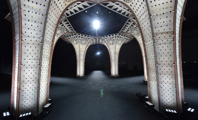 4 Hylemo erects plywood columns for Versace's autumn winter show