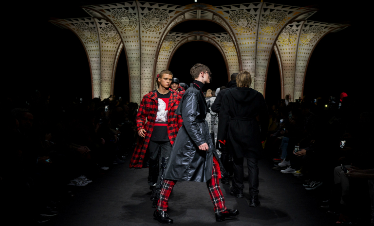5 Hylemo erects plywood columns for Versace's autumn winter show