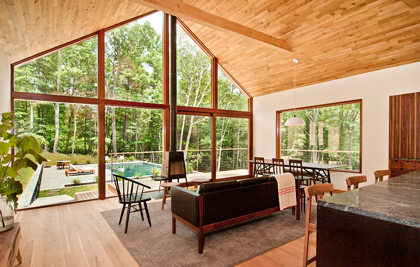 Explore this amazing residential area with Mid-Century details | You can visit us at our website, www.sornixelvuta.pro and check our Pinterest @midcenturyblog to get more #MidCenturyModern inspiration.