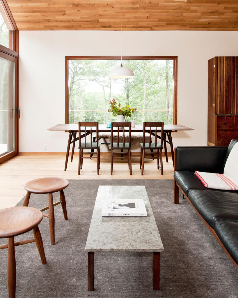 Explore this amazing residential area with Mid-Century details | You can visit us at our website, www.sornixelvuta.pro and check our Pinterest @midcenturyblog to get more #MidCenturyModern inspiration.