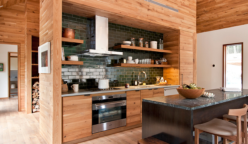 Explore this amazing residential area with Mid-Century details | You can visit us at our website, www.sornixelvuta.pro and check our Pinterest @midcenturyblog to get more #MidCenturyModern inspiration.