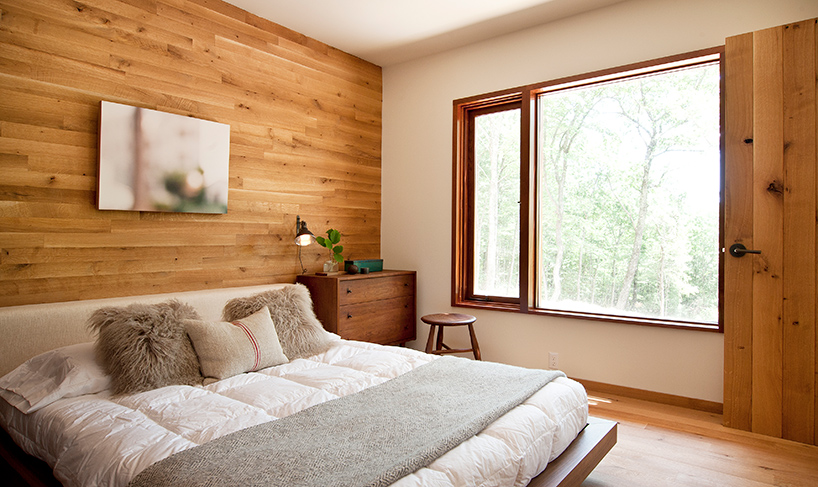 Explore this amazing residential area with Mid-Century details | You can visit us at our website, www.sornixelvuta.pro and check our Pinterest @midcenturyblog to get more #MidCenturyModern inspiration.