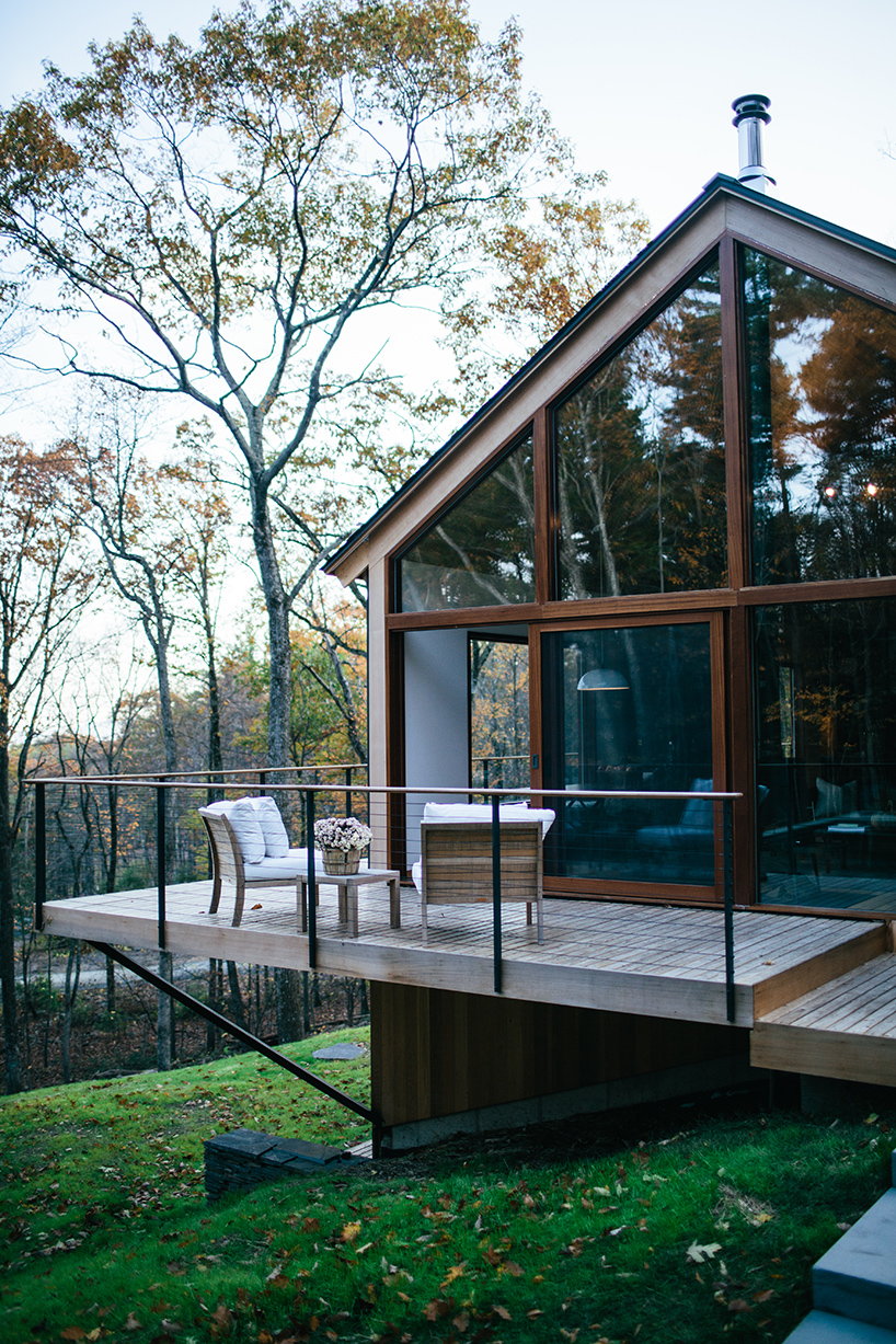 Explore this amazing residential area with Mid-Century details | You can visit us at our website, www.sornixelvuta.pro and check our Pinterest @midcenturyblog to get more #MidCenturyModern inspiration.