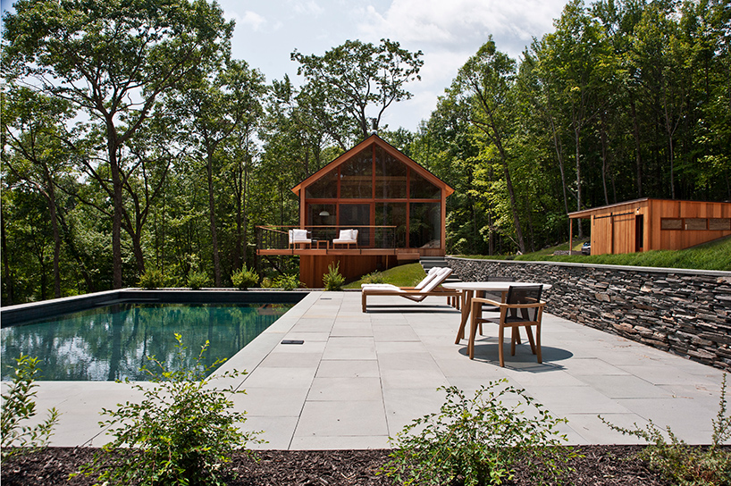 Explore this amazing residential area with Mid-Century details | You can visit us at our website, www.sornixelvuta.pro and check our Pinterest @midcenturyblog to get more #MidCenturyModern inspiration.