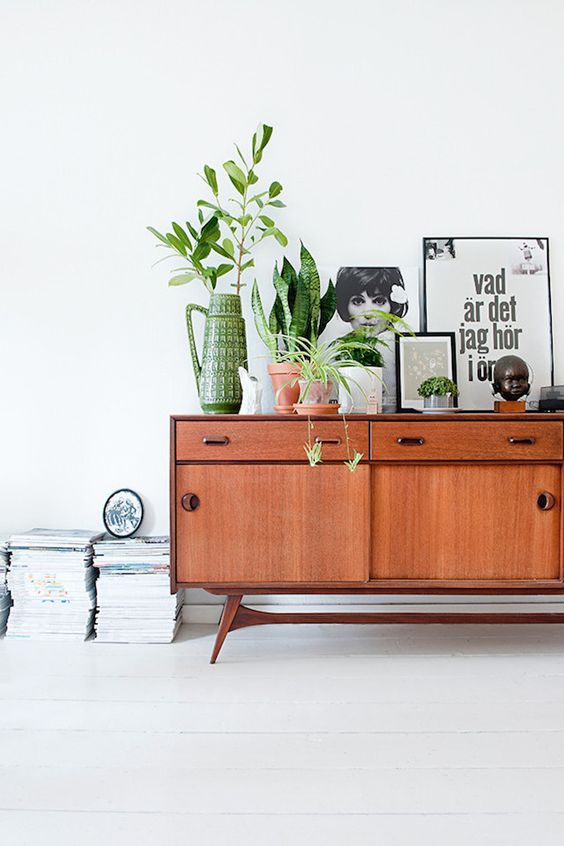 Spring decorating ideas in mid-century modern style You can visit us at our website, www.sornixelvuta.pro and check our Pinterest @midcenturyblog to get more #MidCenturyModern inspiration.