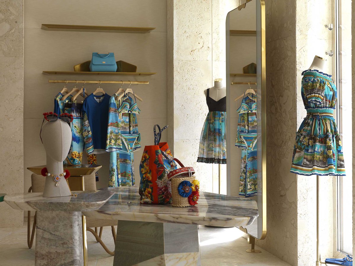 Midcentury modern interiors - Dolce and Gabbana opened a new boutique | You can visit us at our website, www.sornixelvuta.pro and check our Pinterest @midcenturyblog to get more #MidCenturyModern inspiration.