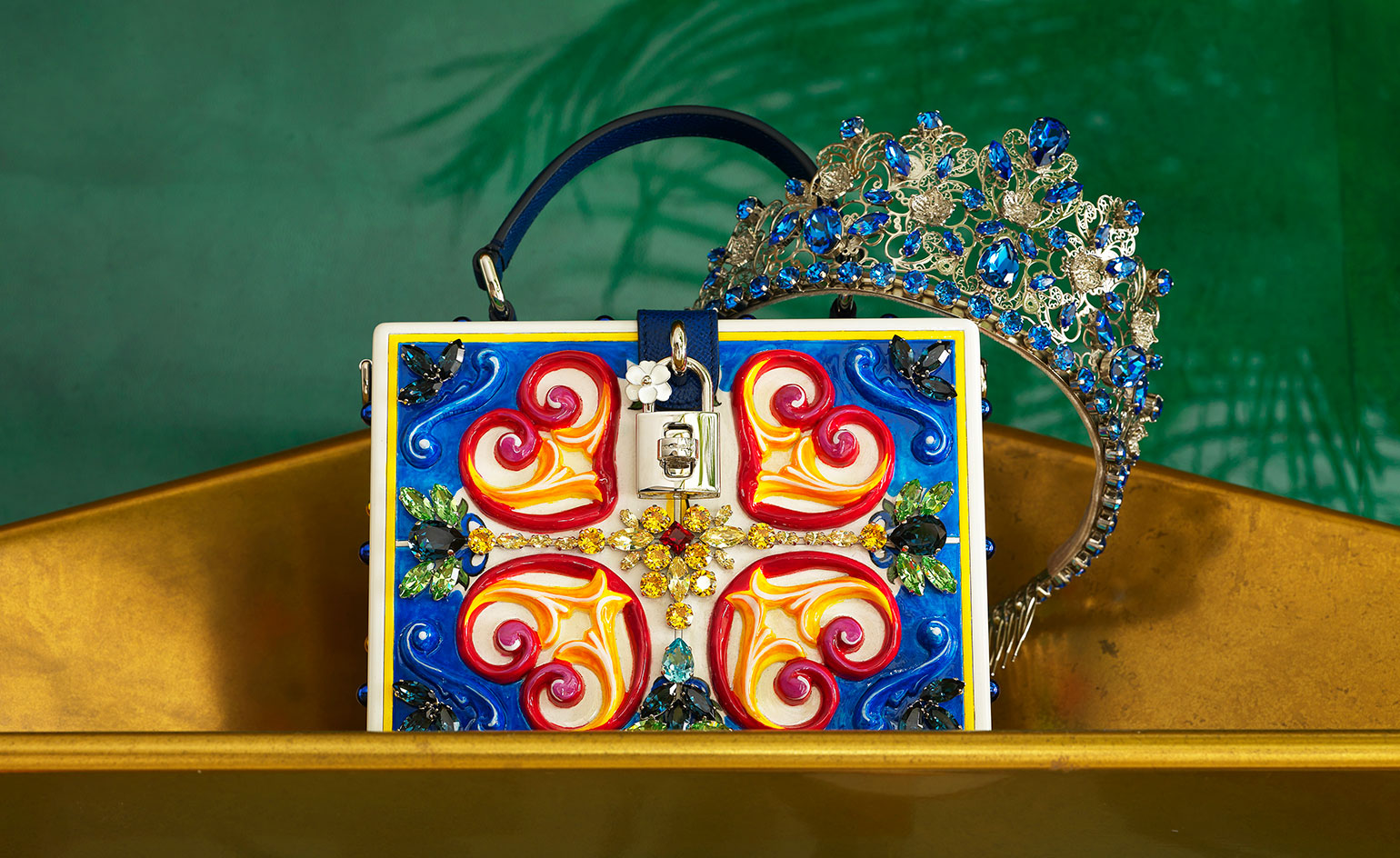 Midcentury modern interiors - Dolce and Gabbana opened a new boutique | You can visit us at our website, www.sornixelvuta.pro and check our Pinterest @midcenturyblog to get more #MidCenturyModern inspiration.