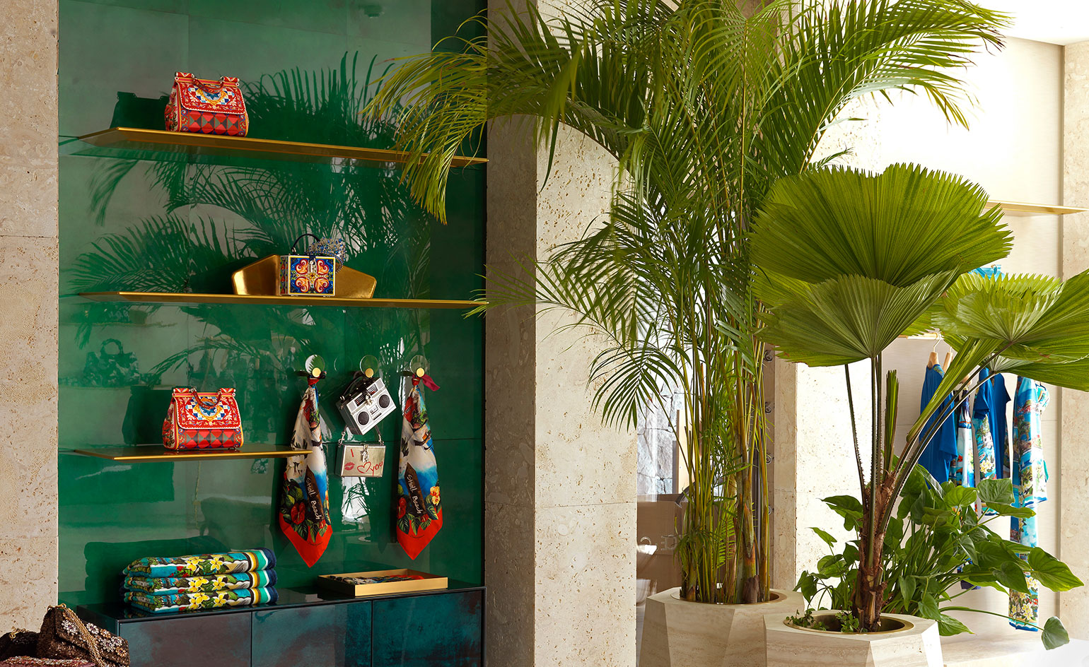 Midcentury modern interiors - Dolce and Gabbana opened a new boutique | You can visit us at our website, www.sornixelvuta.pro and check our Pinterest @midcenturyblog to get more #MidCenturyModern inspiration.