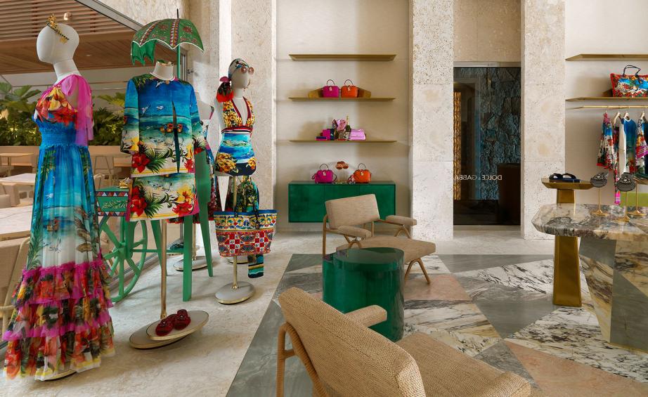 Midcentury modern interiors - Dolce and Gabbana opened a new boutique | You can visit us at our website, www.sornixelvuta.pro and check our Pinterest @midcenturyblog to get more #MidCenturyModern inspiration.