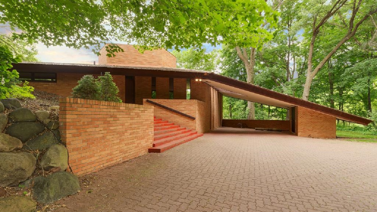 5 Mid-Century Frank Lloyd Wright Houses that Can be Yours!