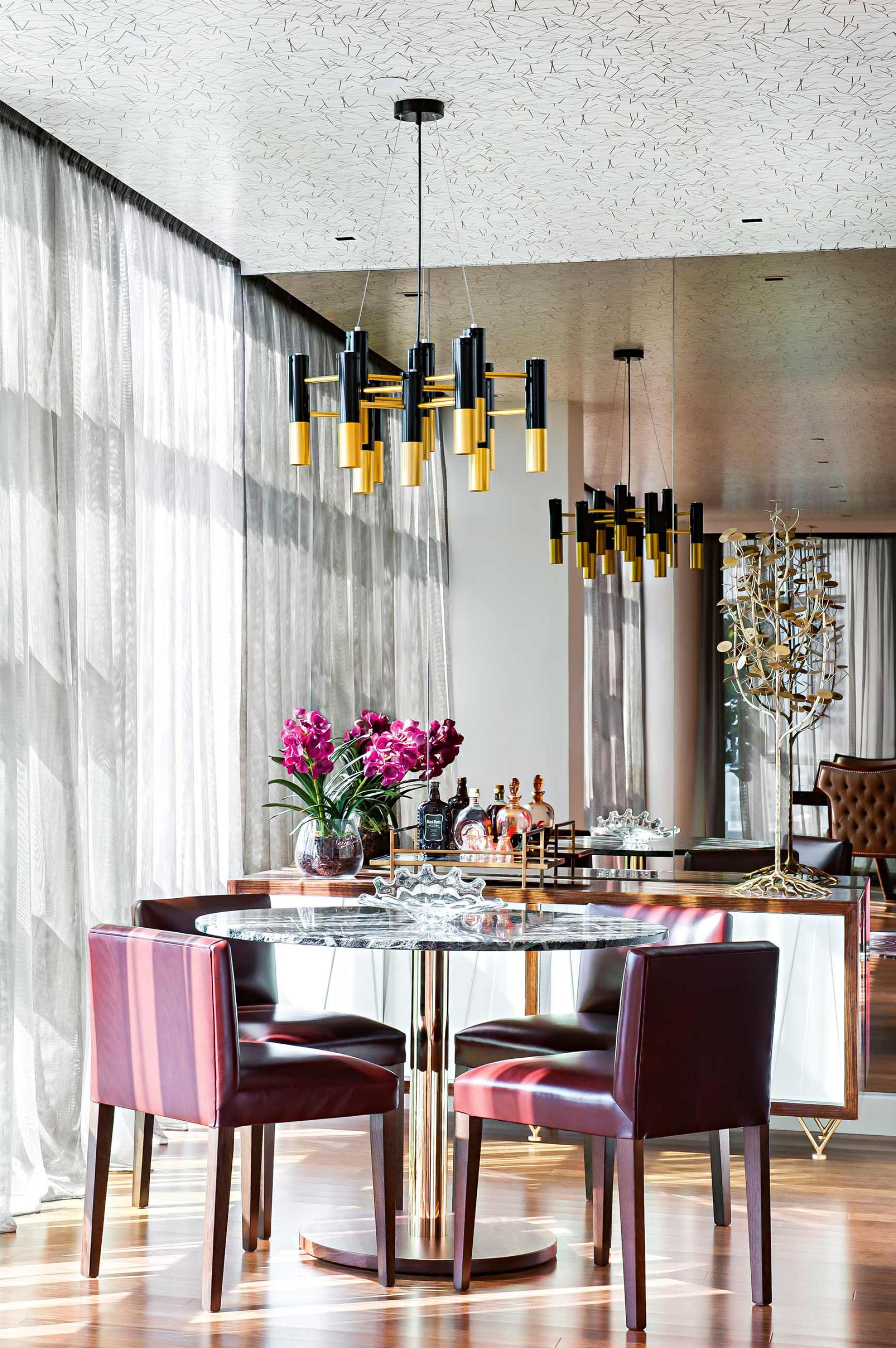 An Exotic Penthouse in Melbourne with Mid-Century Modern Decor Accents