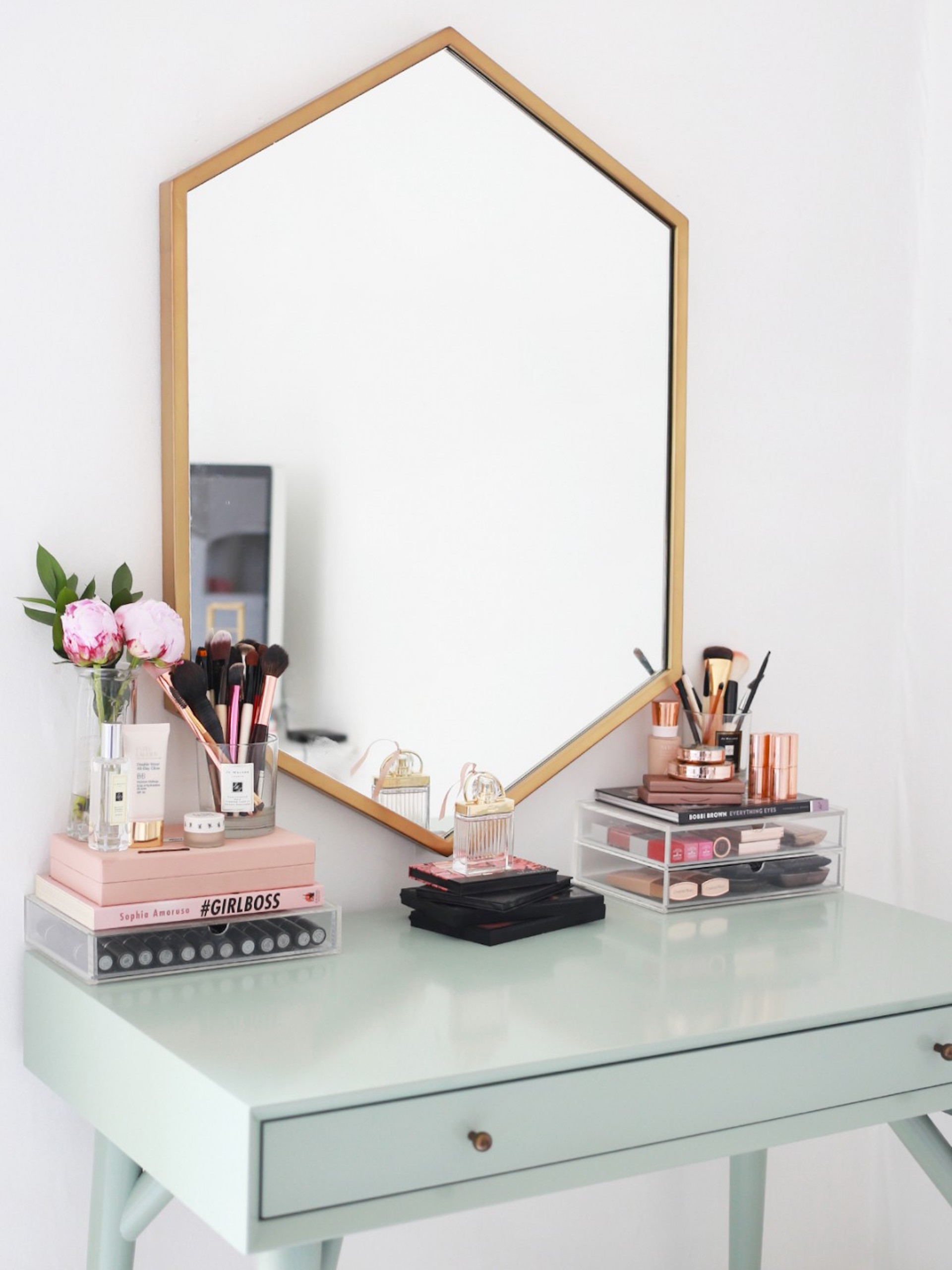 10 Bedroom Mirrors That'll Make Your 2018 Absolutely Magical
