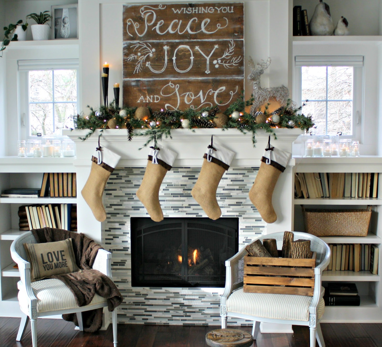 Stay Warm and Cozy with These Ideas on Christmas Decor for Mantels_2