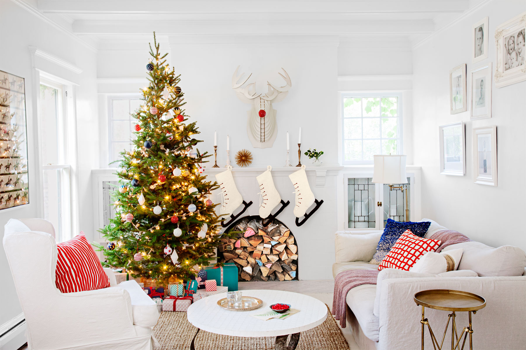 Stay Warm and Cozy with These Ideas on Christmas Decor for Mantels_2