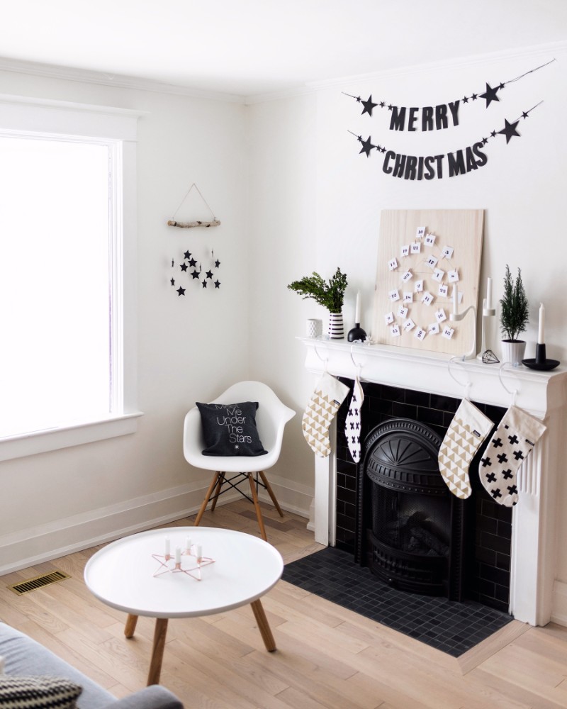 Stay Warm and Cozy with These Ideas on Christmas Decor for Mantels_2