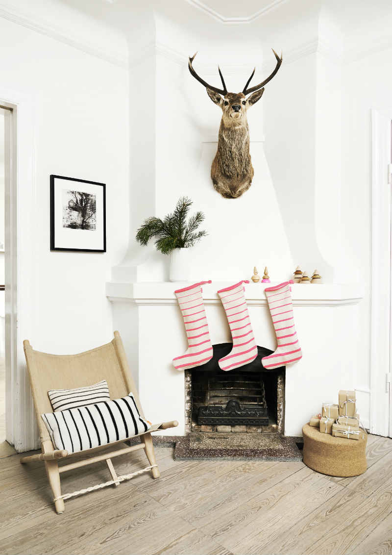 Stay Warm and Cozy with These Ideas on Christmas Decor for Mantels_2