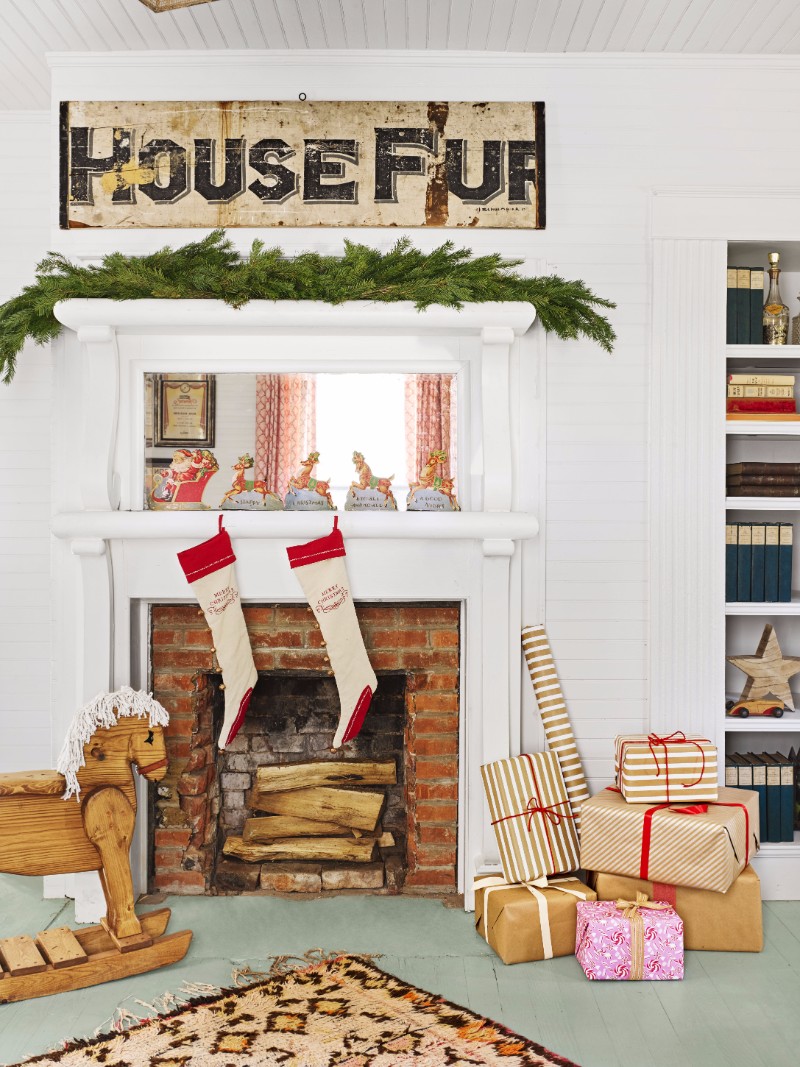 Stay Warm and Cozy with These Ideas on Christmas Decor for Mantels_2
