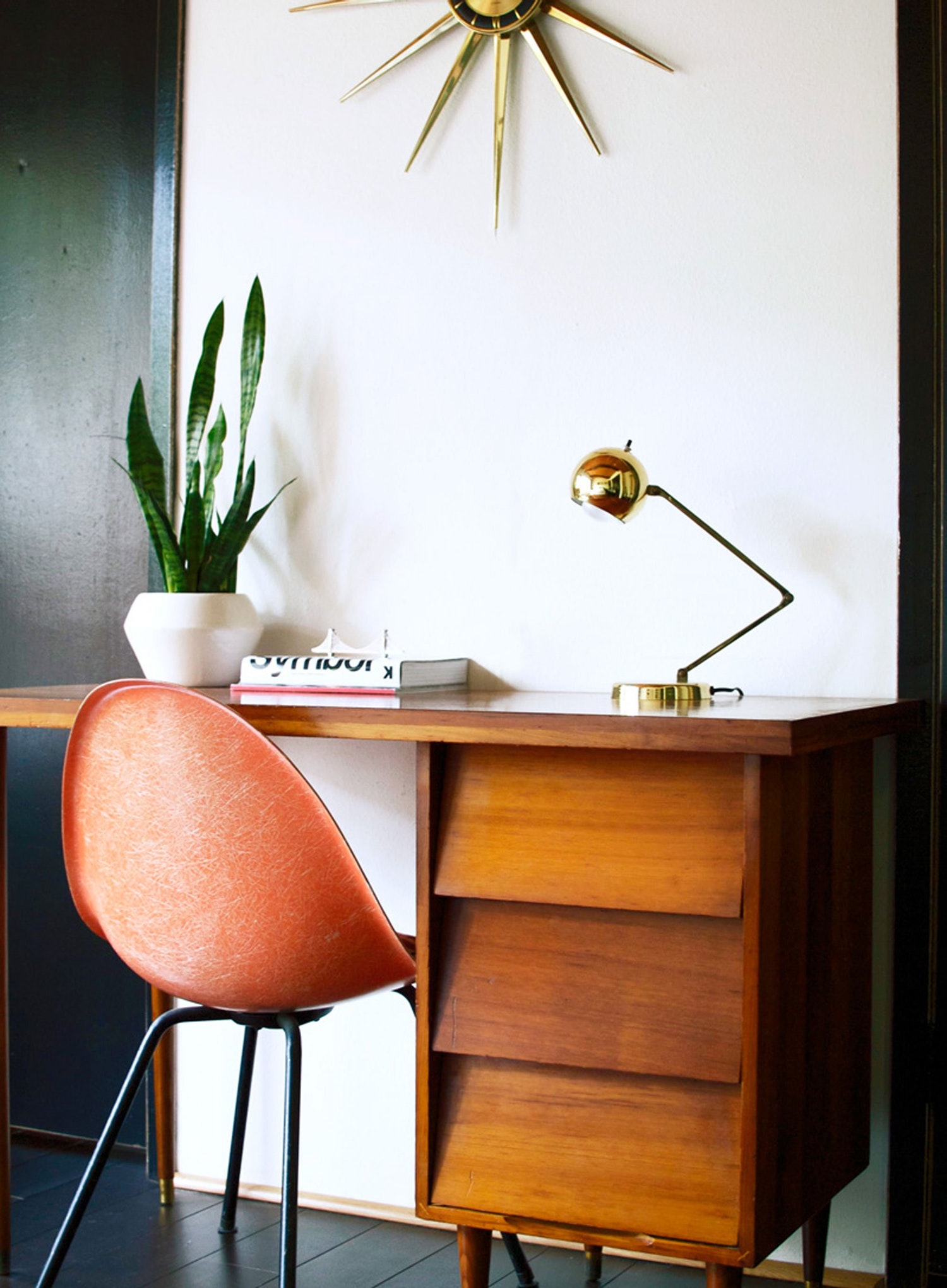 7 Mid-Century Modern Tables That Will Upgrade Your Home Decor Game_8