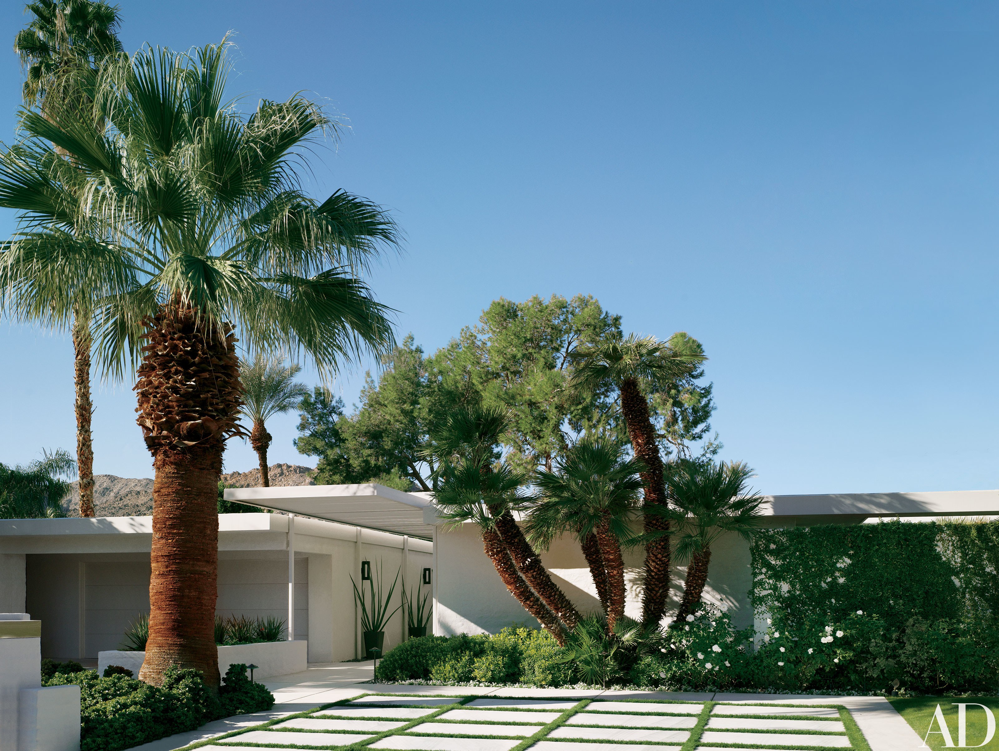 A Mid-Century Modern Retreat in Palm Springs by Emily Summers_3