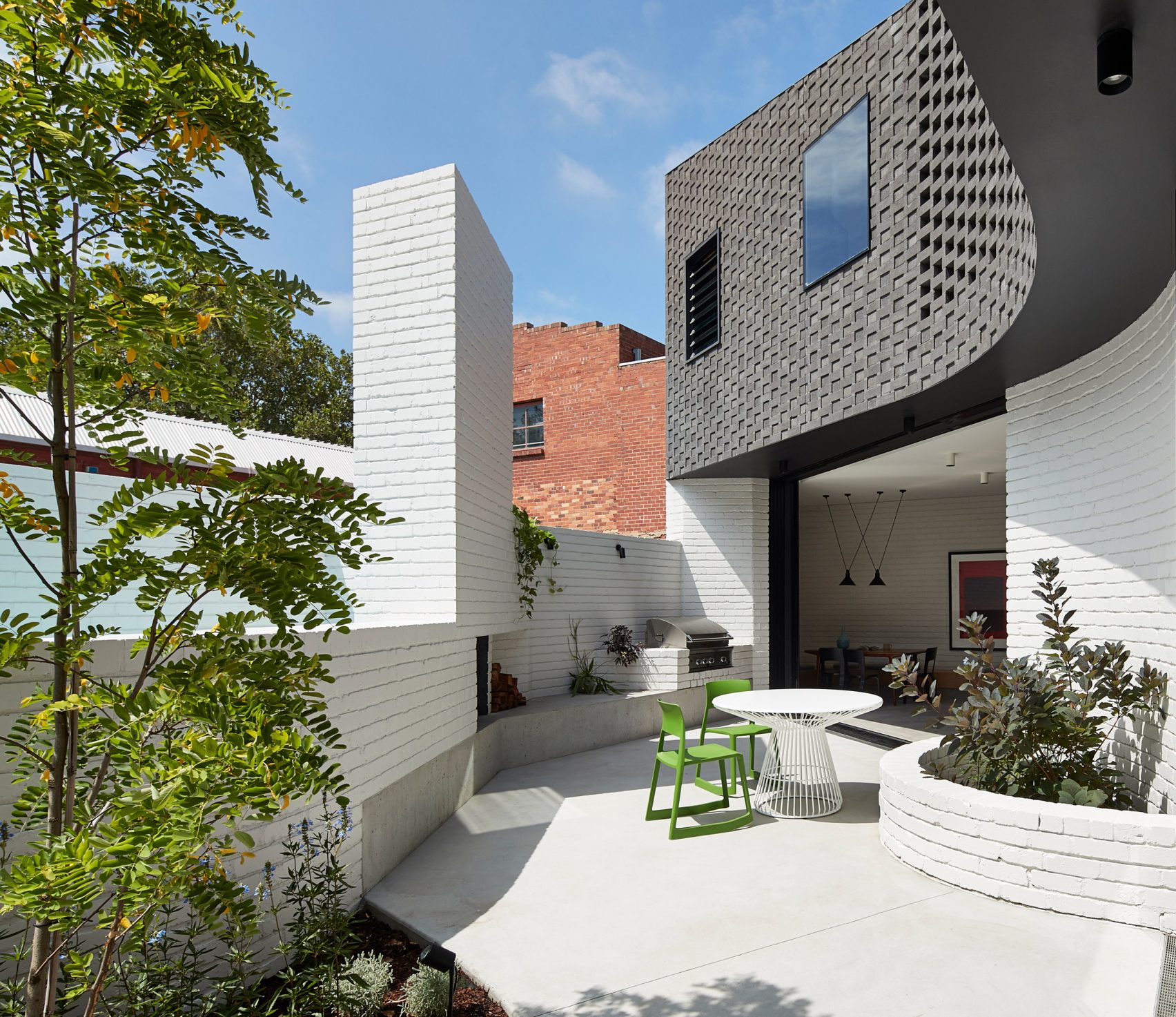 A Refurbished Australian Home that Hides a Plunge Pool_1