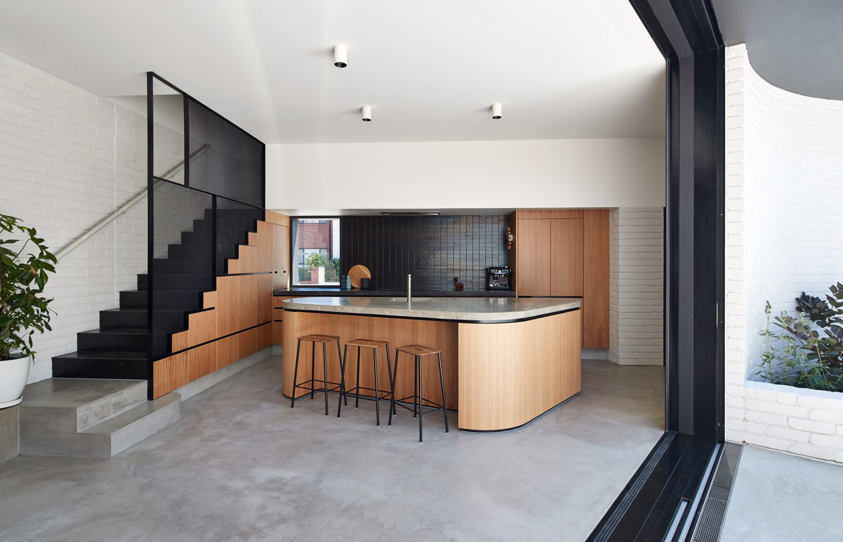 A Refurbished Australian Home that Hides a Plunge Pool_1