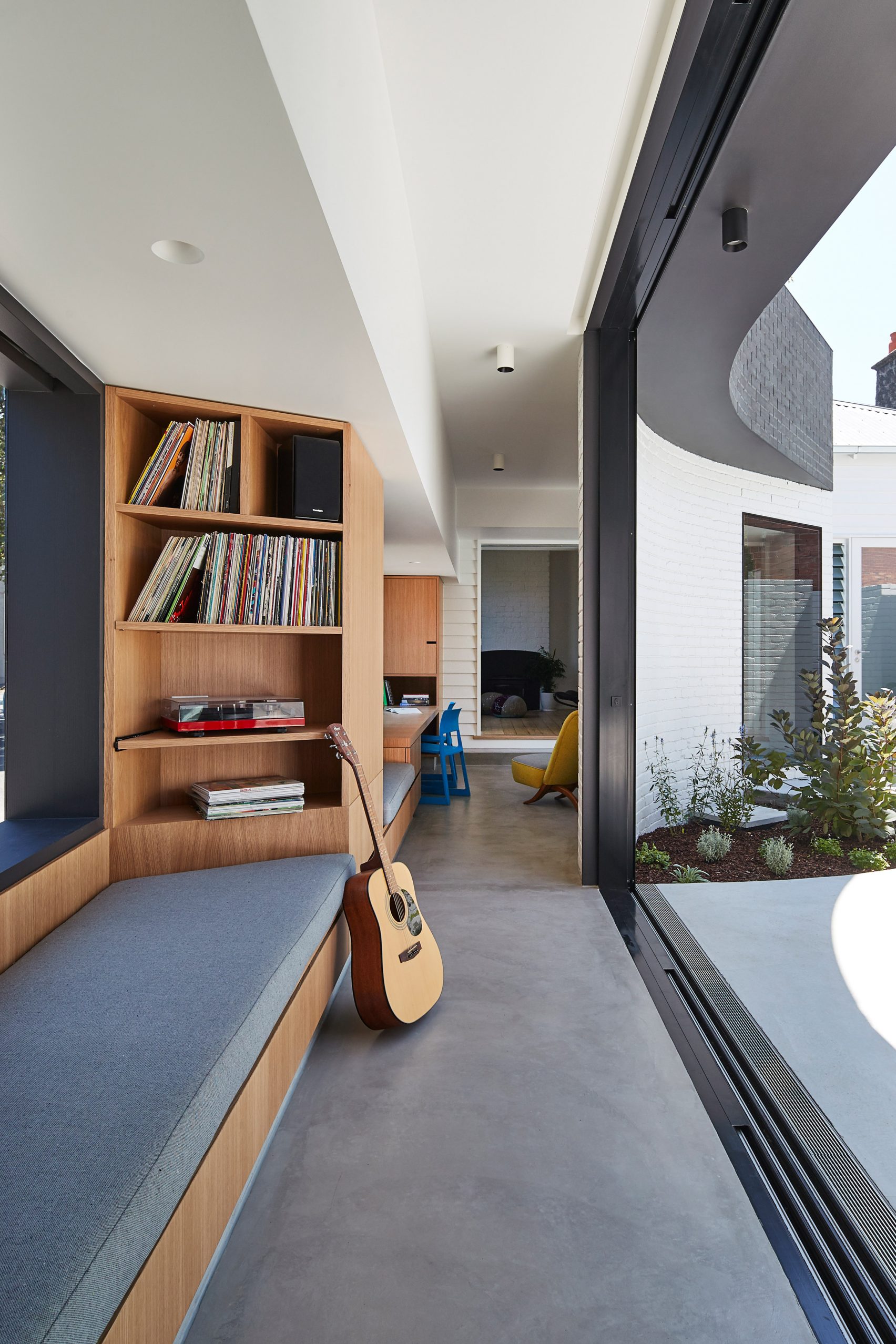 A Refurbished Australian Home that Hides a Plunge Pool_1