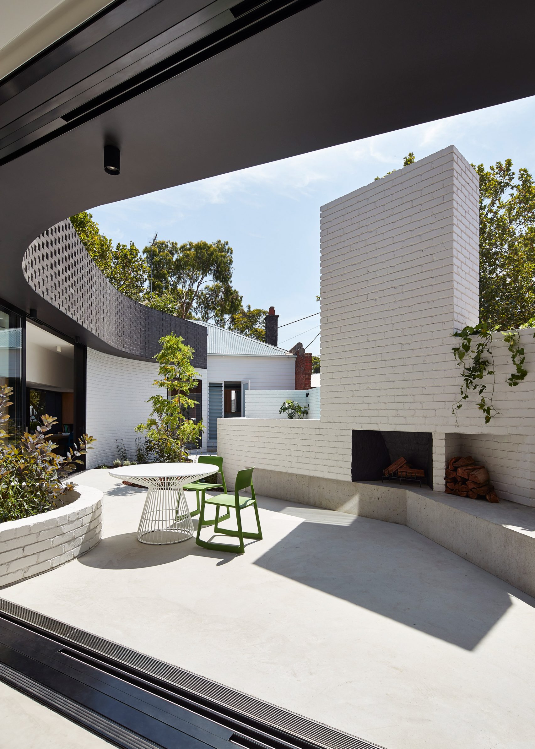 A Refurbished Australian Home that Hides a Plunge Pool_1