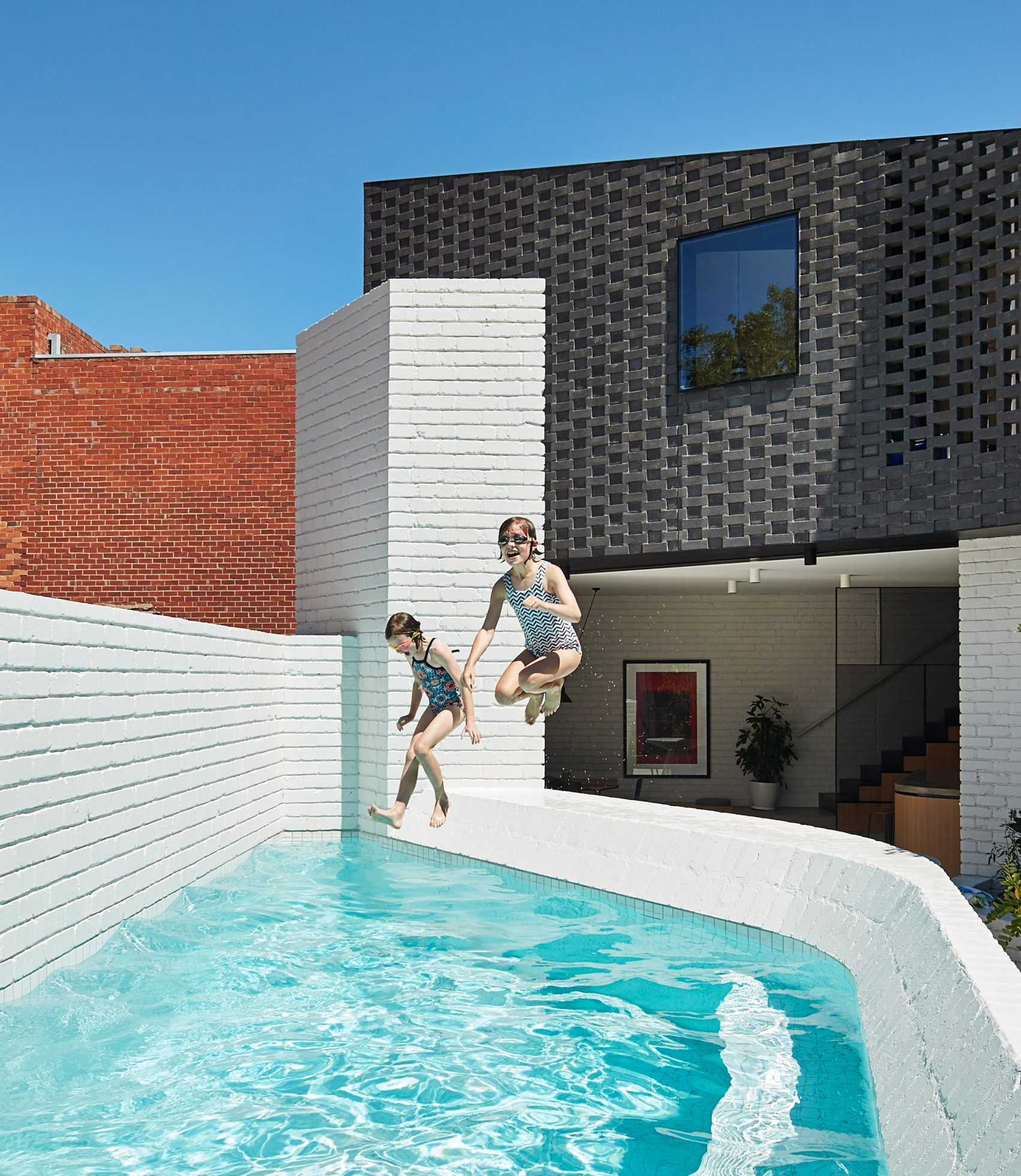 A Refurbished Australian Home that Hides a Plunge Pool_1