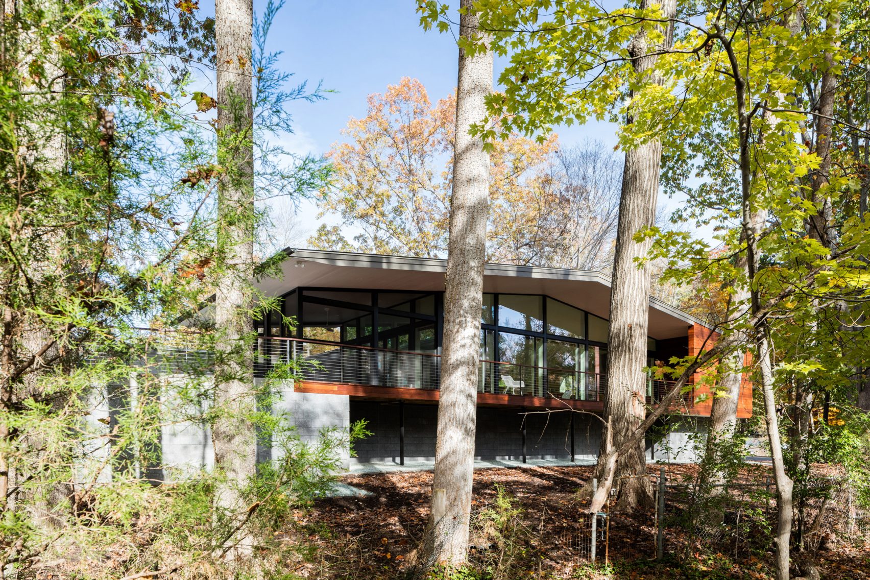 This House in North Carolina was Inspired by Mid-Century Architecture_4