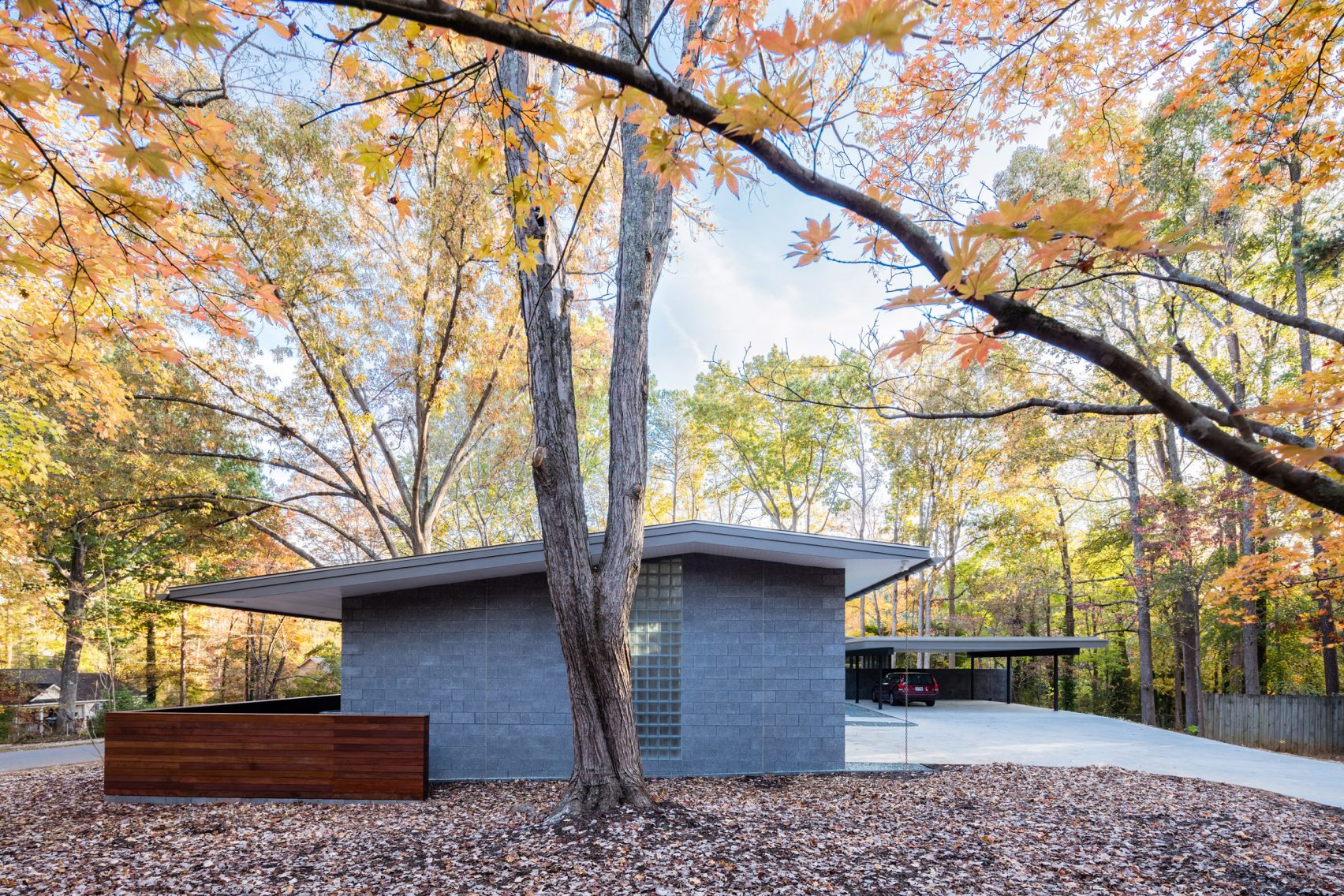 This House in North Carolina was Inspired by Mid-Century Architecture_4