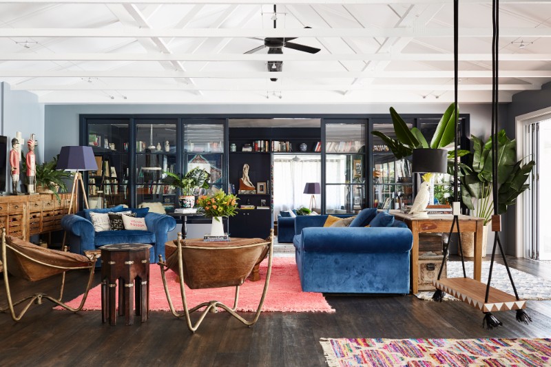 Amazing Colorful Living Rooms We Still Can’t Get Over_7