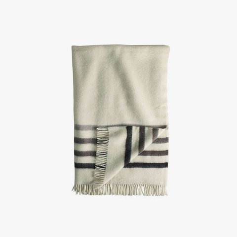 INTERIOR DESIGN: 10 Pieces That Will Transform a Dorm Room interior design INTERIOR DESIGN: 5 Pieces That Will Transform a Dorm Room Dorm Merch 15