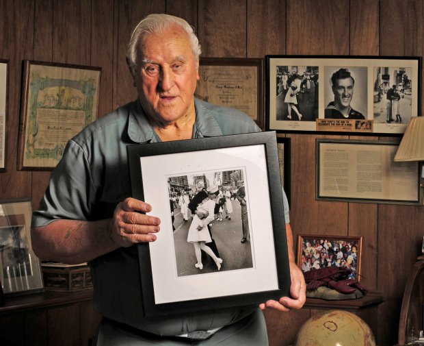 ad_218745048 ad_218745048 George Mendonsa greta friedman Greta Friedman, the nurse from the iconic photo of WWII dies at 92 ad 218745048