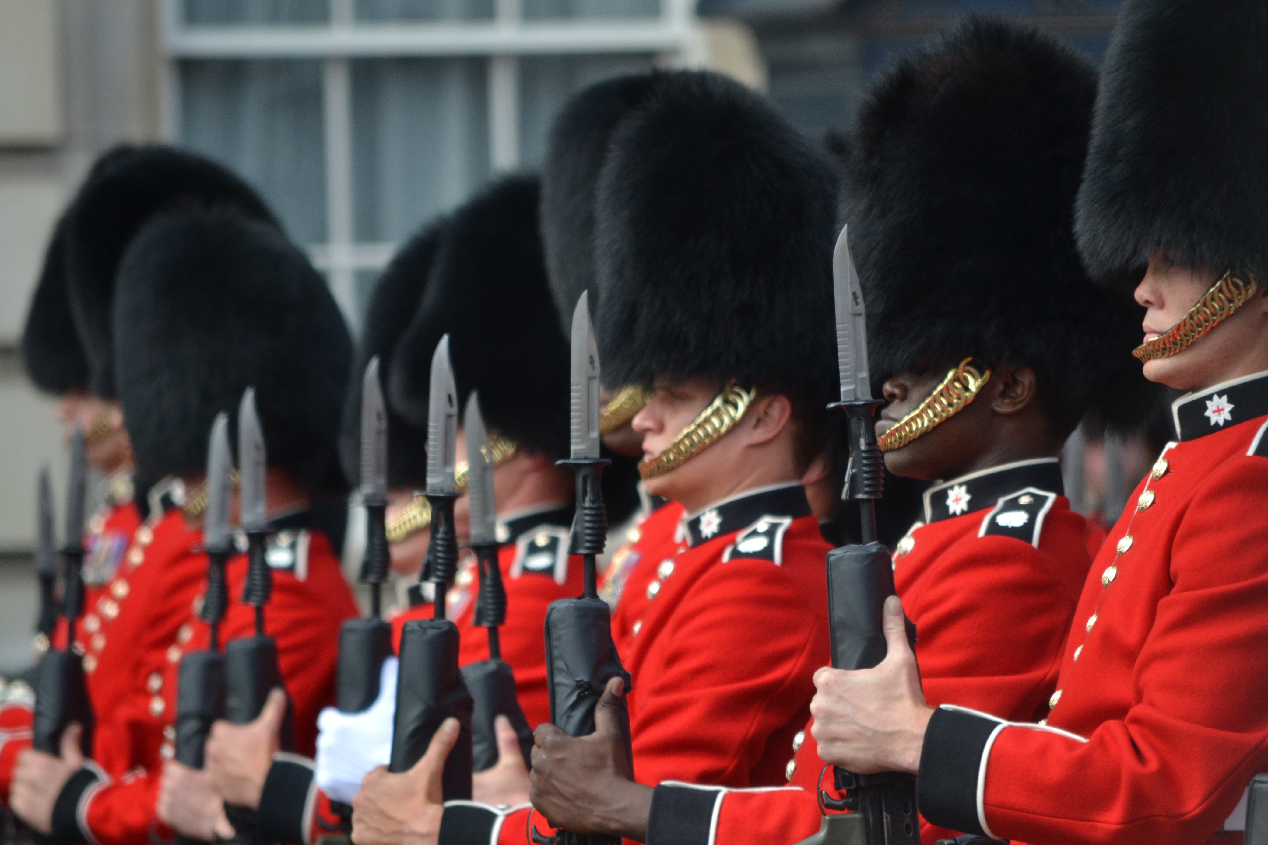 buckingham-palace-changing-of-the-guard-inspection-attention-london-england buckingham-palace-changing-of-the-guard-inspection-attention-london-england buckingham-palace-changing-of-the-guard-inspection-attention-london-england London The Best of London in One Day – 10 tips buckingham palace changing of the guard inspection attention london england