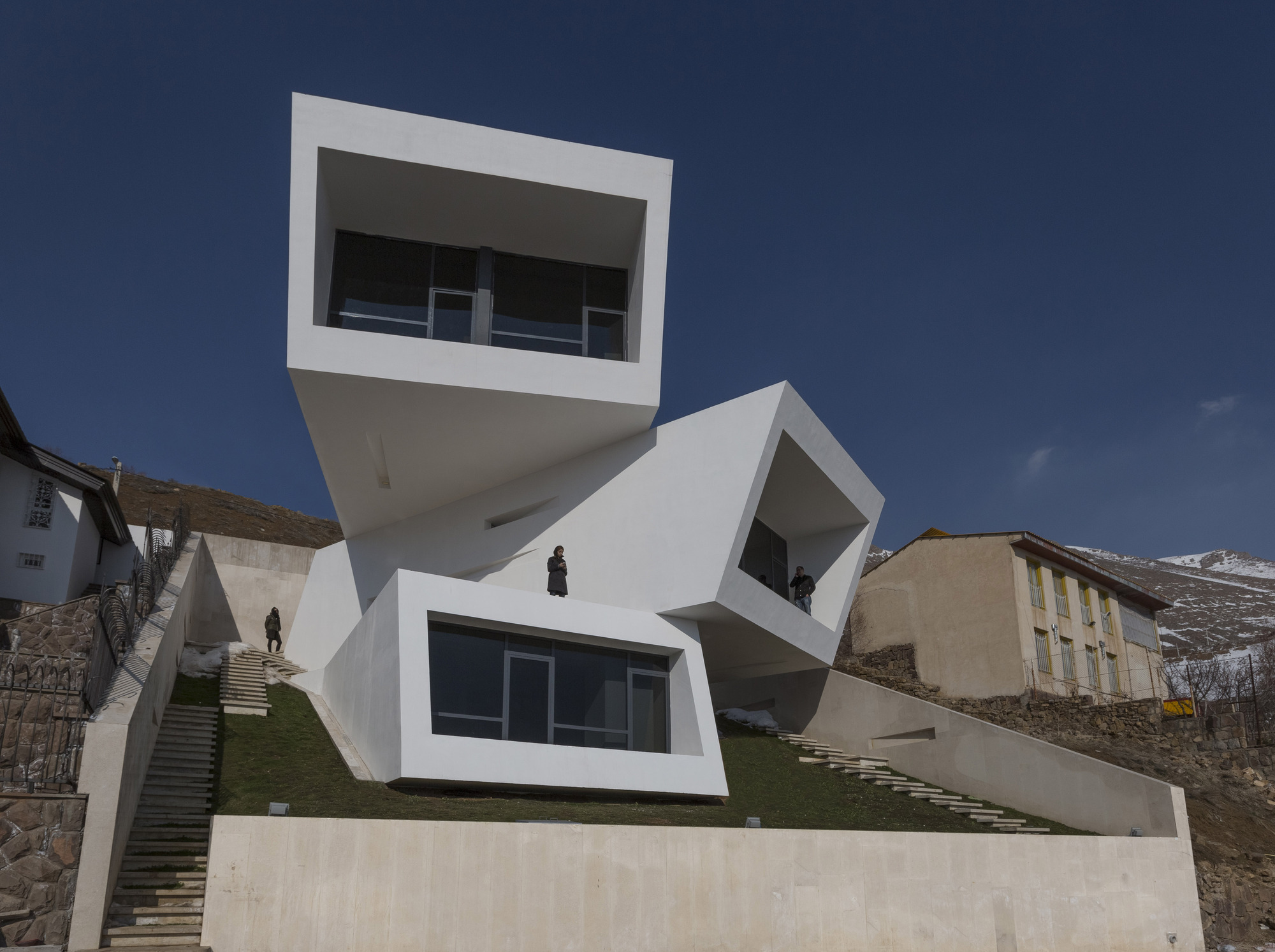 Mosha-House-a-reference-of-geometric-and-minimalist-architecture-1 Mosha-House-a-reference-of-geometric-and-minimalist-architecture-1 Mosha House, a reference of geometric and minimalist architecture Mosha House Mosha House, a reference of geometric and minimalist architecture Mosha House a reference of geometric and minimalist architecture 1