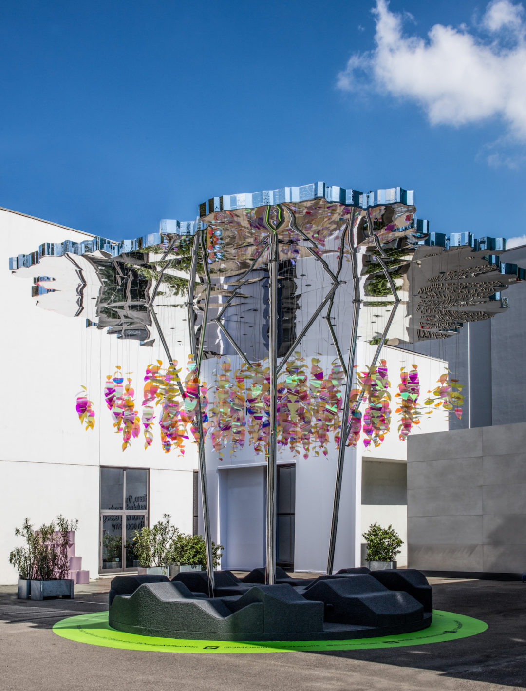 1 1 Stefano Boeri’s Urban Trees Grow in Milan Stefano Boeri Stefano Boeri’s Urban Trees Grow in Milan 1
