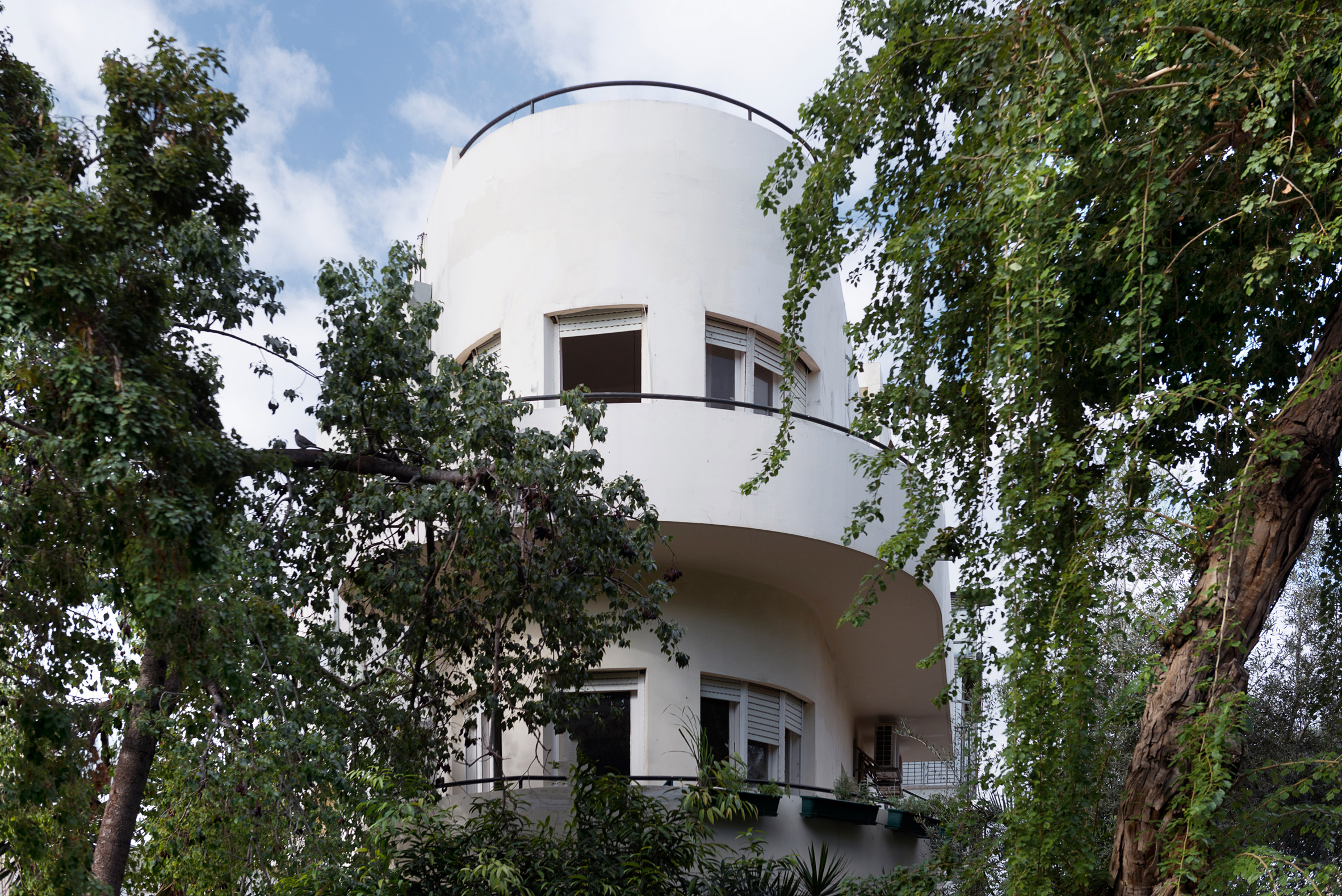 1-4 1-4 1 Bauhaus apartment in Tel Aviv renovated to highlight its history Bauhaus Bauhaus apartment in Tel Aviv renovated to highlight its history 1 4