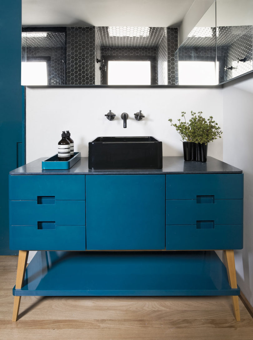 A São Paulo Apartment Inspired by Petroleum Blue São Paulo A São Paulo Apartment Inspired by Petroleum Blue 10