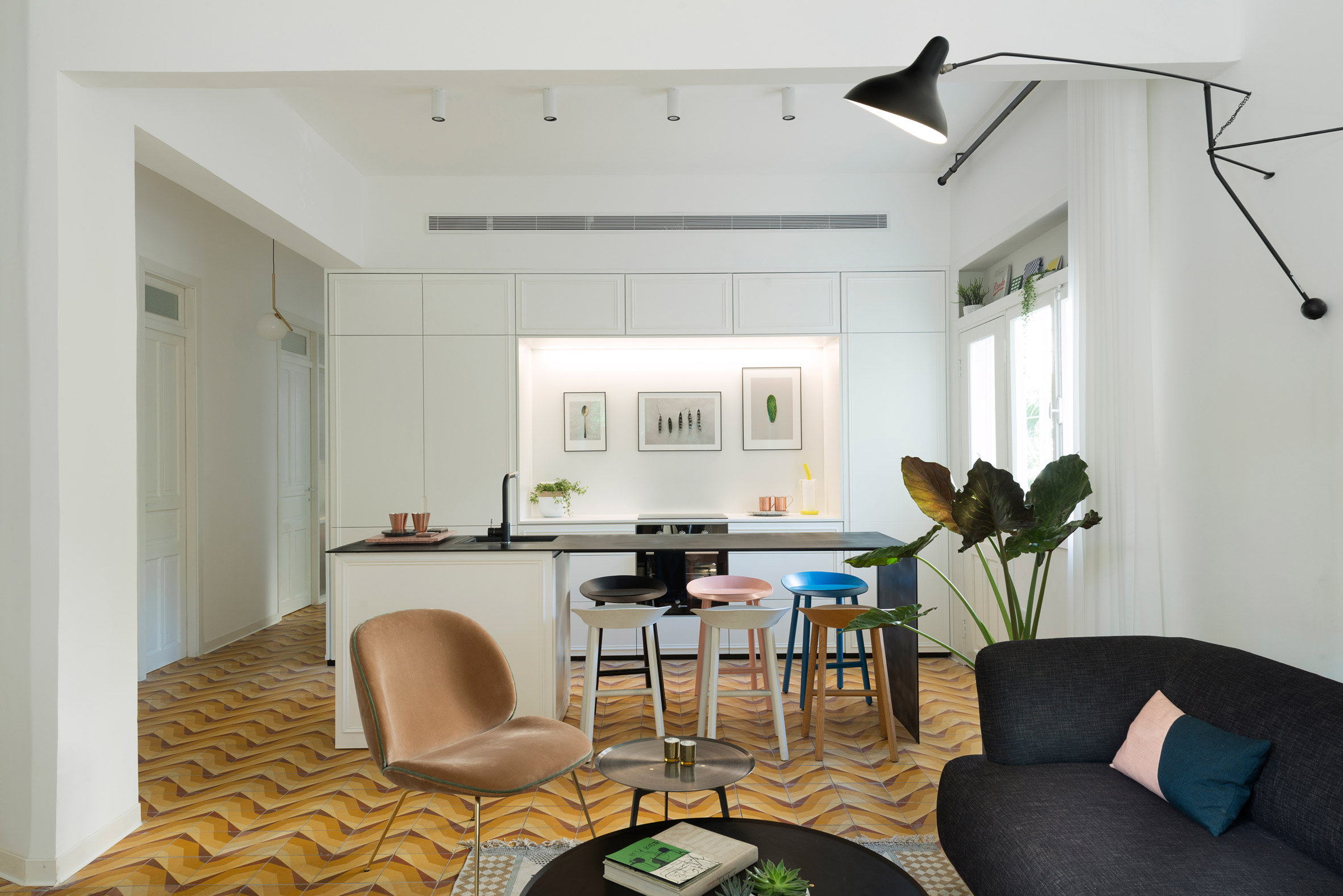 2-4 2-4 2 Bauhaus apartment in Tel Aviv renovated to highlight its history Bauhaus Bauhaus apartment in Tel Aviv renovated to highlight its history 2 4