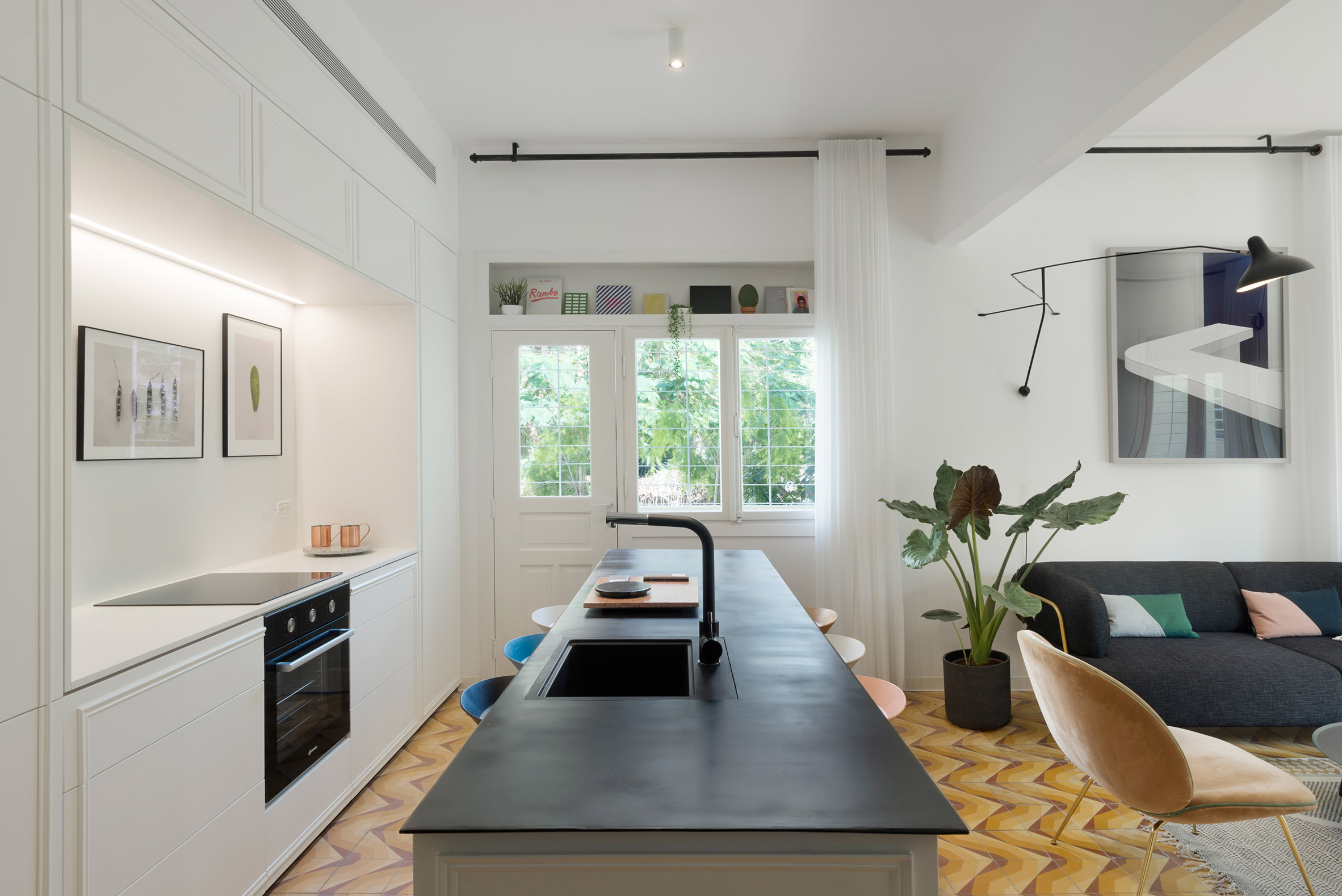 3-4 3-4 3 Bauhaus apartment in Tel Aviv renovated to highlight its history Bauhaus Bauhaus apartment in Tel Aviv renovated to highlight its history 3 4