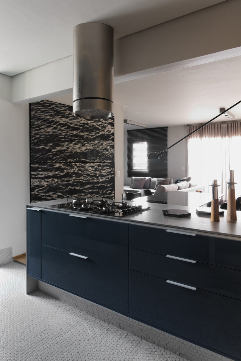 A São Paulo Apartment Inspired by Petroleum Blue São Paulo A São Paulo Apartment Inspired by Petroleum Blue 4 6