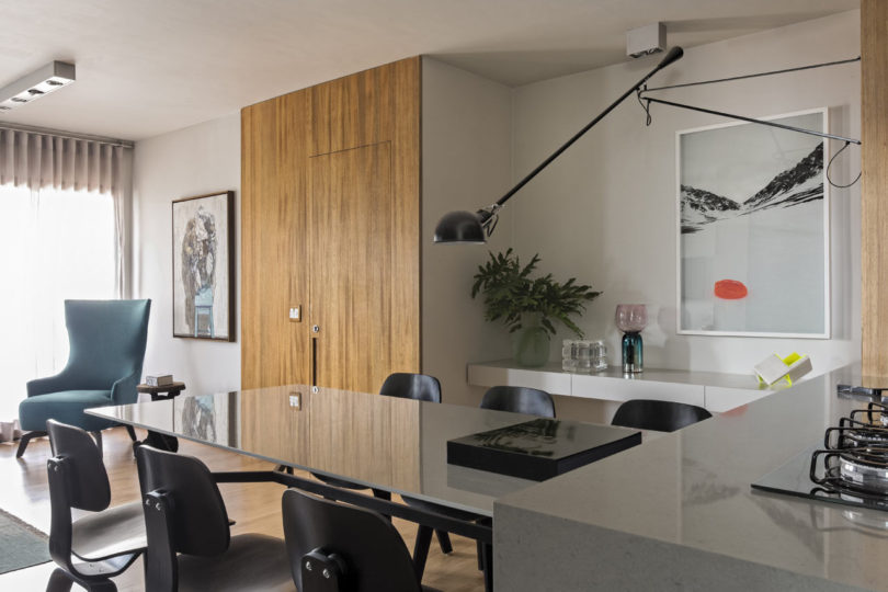A São Paulo Apartment Inspired by Petroleum Blue São Paulo A São Paulo Apartment Inspired by Petroleum Blue 5 6