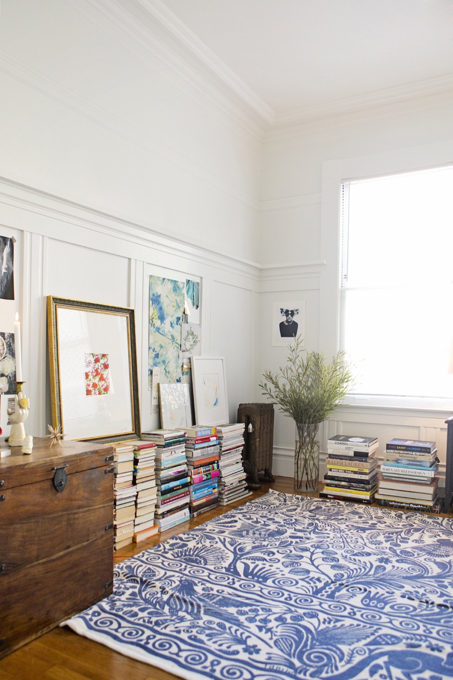 HOW TO DECORATE THE INTERIOR WITH BOOKS: 10 INTERESTING IDEAS interior with books How to decorate the interior with books: 10 interesting ideas HOW TO DECORATE THE INTERIOR WITH BOOKS AND MAGAZINES 15 INTERESTING IDEAS 1